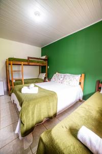 Postel nebo postele na pokoji v ubytování Pousada Cantinho do Sossego Paraty tem Piscina com Vista pra Montanha, Salão de Jogos, Café da Manhã, Estacionamento, Gerador de Energia, Próximo as principais Praias, Ilhas e Cachoeiras