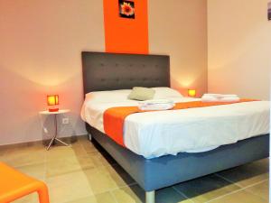 Un dormitorio con una cama grande con una pared naranja. en Arinella Villas, en Farinole 24 fotos más