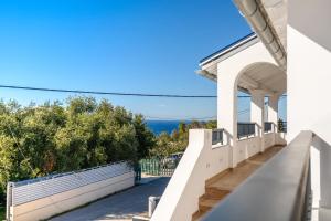 - une vue depuis le balcon d'une maison dans l'établissement Villa Ocean Breeze, à Avliótai