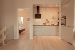 een keuken met witte kasten en een aanrecht bij New Aparthotel / Panoramic sea view in Tórshavn