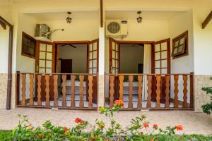 Balkón nebo terasa v ubytování Pousada Cantinho do Sossego Paraty tem Piscina com Vista pra Montanha, Salão de Jogos, Café da Manhã, Estacionamento, Gerador de Energia, Próximo as principais Praias, Ilhas e Cachoeiras