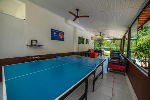 Stolní tenis v ubytování Pousada Cantinho do Sossego Paraty tem Piscina com Vista pra Montanha, Salão de Jogos, Café da Manhã, Estacionamento, Gerador de Energia, Próximo as principais Praias, Ilhas e Cachoeiras nebo okolí