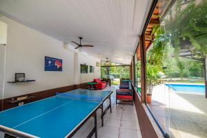 Stolní tenis v ubytování Pousada Cantinho do Sossego Paraty tem Piscina com Vista pra Montanha, Salão de Jogos, Café da Manhã, Estacionamento, Gerador de Energia, Próximo as principais Praias, Ilhas e Cachoeiras nebo okolí