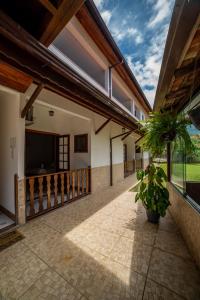 Balkón nebo terasa v ubytování Pousada Cantinho do Sossego Paraty tem Piscina com Vista pra Montanha, Salão de Jogos, Café da Manhã, Estacionamento, Gerador de Energia, Próximo as principais Praias, Ilhas e Cachoeiras