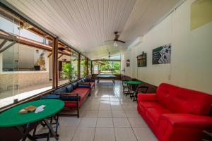 Posezení v ubytování Pousada Cantinho do Sossego Paraty tem Piscina com Vista pra Montanha, Salão de Jogos, Café da Manhã, Estacionamento, Gerador de Energia, Próximo as principais Praias, Ilhas e Cachoeiras