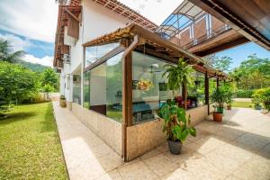 Zahrada ubytování Pousada Cantinho do Sossego Paraty tem Piscina com Vista pra Montanha, Salão de Jogos, Café da Manhã, Estacionamento, Gerador de Energia, Próximo as principais Praias, Ilhas e Cachoeiras