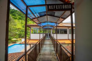 Bazén v ubytování Pousada Cantinho do Sossego Paraty tem Piscina com Vista pra Montanha, Salão de Jogos, Café da Manhã, Estacionamento, Gerador de Energia, Próximo as principais Praias, Ilhas e Cachoeiras nebo v jeho okolí