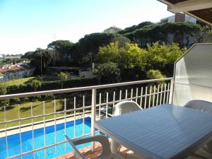 Výhled na bazén z ubytování Caleta Sol 303 Apartamento con piscina comunitaria nebo okolí