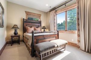 Un dormitorio con una cama grande y una ventana en Gorgeous Deer Valley mountain home minutes from the slopes en Park City