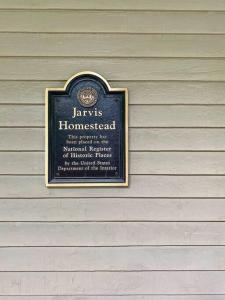 una señal en el costado de una casa en The Jarvis Homestead - Historic Maine Mansion, en Ellsworth