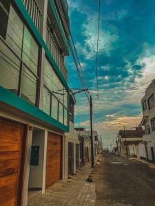 萬查科的住宿－Dpto en Huanchaco a 100m de la playa，一条空荡荡荡的城市街道,有建筑和蓝天