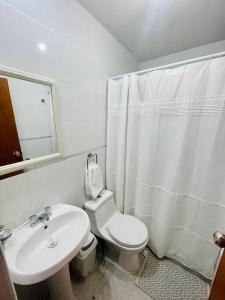 萬查科的住宿－Dpto en Huanchaco a 100m de la playa，浴室配有白色卫生间和盥洗盆。