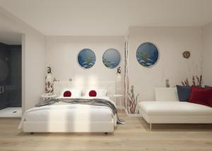 1 dormitorio con cama, sofá y espejos en Hotel Villa Eugenia - 3 Stelle Superior con Private SPA e Piscina, en Lido di Jesolo