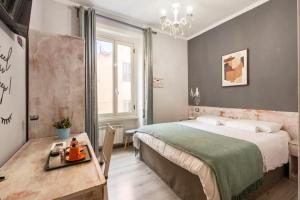 1 dormitorio con cama, mesa y ventana en Domus Ferruccio en Roma