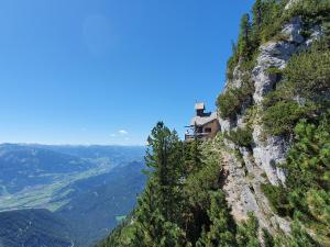 une maison sur le flanc d'une montagne dans l'établissement Appartement am Hauser Kaibling, à Haus im Ennstal