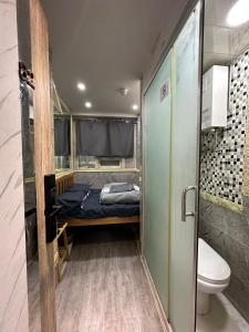 Ένα μπάνιο στο T A B Hotel