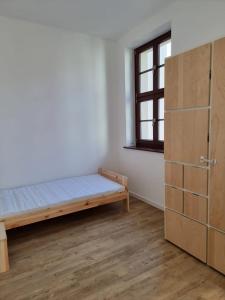 a bedroom with a bed and a window at Ferienwohnung Rio in Schneeberg