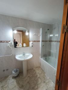 Kylpyhuone majoituspaikassa Hostal Residencia Taray