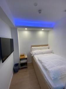 Ένα ή περισσότερα κρεβάτια σε δωμάτιο στο T A B Hotel