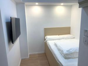 Ένα ή περισσότερα κρεβάτια σε δωμάτιο στο T A B Hotel