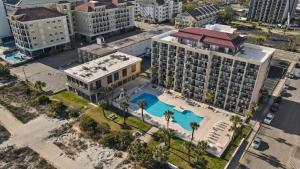 una vista aérea de un edificio con piscina en Ocean Crest Inn and Suites en Myrtle Beach