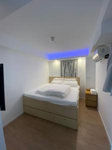 Ένα ή περισσότερα κρεβάτια σε δωμάτιο στο T A B Hotel