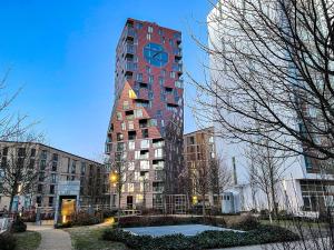 un edificio alto con un reloj encima en Amazing sea view apartment en Aarhus