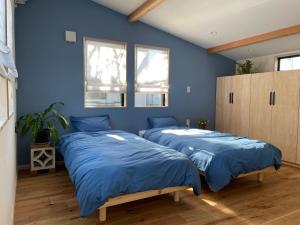 Postel nebo postele na pokoji v ubytování ワンちゃんと泊まれるコテージ　西野納屋