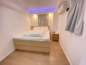 Ένα ή περισσότερα κρεβάτια σε δωμάτιο στο T A B Hotel