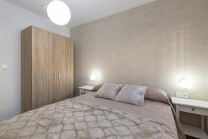 A bed or beds in a room at Neptuno Deluxe