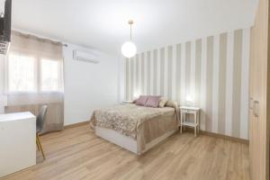 A bed or beds in a room at Neptuno Deluxe