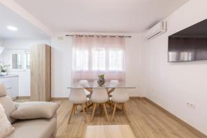 A television and/or entertainment centre at Neptuno Deluxe