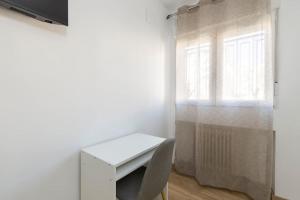 A television and/or entertainment centre at Neptuno Deluxe