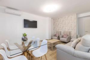 A television and/or entertainment centre at Neptuno Deluxe