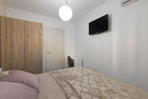 A television and/or entertainment centre at Neptuno Deluxe