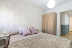 A bed or beds in a room at Neptuno Deluxe