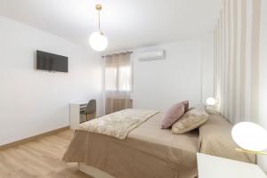 A bed or beds in a room at Neptuno Deluxe