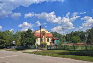 una casa con una valla delante de una calle en Villa Eko en Bački Petrovac