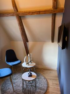 sala de estar con 2 mesas y TV en Zeer sfeervol gastenverblijf in Het Molenhuisje met woonkamer en keuken en Winschoten