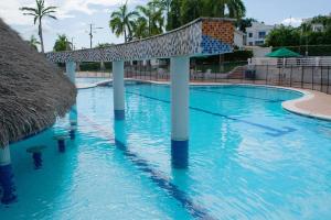 - une piscine avec un pont dans l'eau dans l'établissement Casa campestre Hacienda la estancia, en Melgar con piscina privada, à Melgar