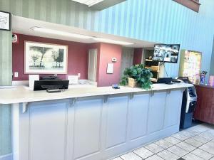 a lobby with a white counter and areensacistacist at Ocean Crest Inn and Suites in Myrtle Beach
