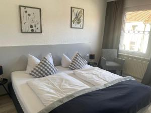 Postel nebo postele na pokoji v ubytování Harzhotel Warnstedter Krug