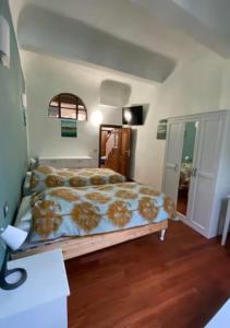1 dormitorio con 1 cama grande en una habitación en Serragli Flat Firenze, en Florencia