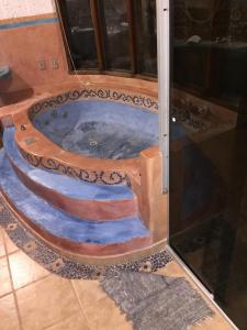 eine Whirlpool-Badewanne mit Treppe in einem Zimmer in der Unterkunft Elviajero in Campinas