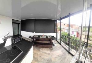 Habitación con cocina y balcón. en Modern apartment/Studio en Pereira