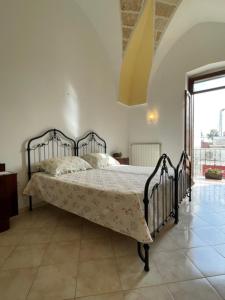 a bedroom with a bed in a room at Casetta Parini in Porto Cesareo