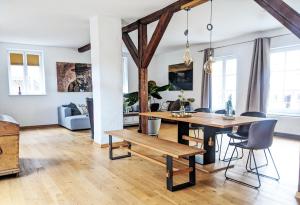 ein Esszimmer und ein Wohnzimmer mit einem Tisch und Stühlen in der Unterkunft Mosel-Loft in Bernkastel-Kues