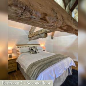 Un pat sau paturi într-o cameră la Maison Dix Tusson