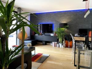 uma sala de estar com uma mesa e algumas plantas em Appartement avec Jacuzzi - Climatisation - Parking em Bordeaux