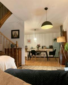 een slaapkamer met een tafel en een eetkamer bij Les chambres de sainte barbe in Plougasnou
